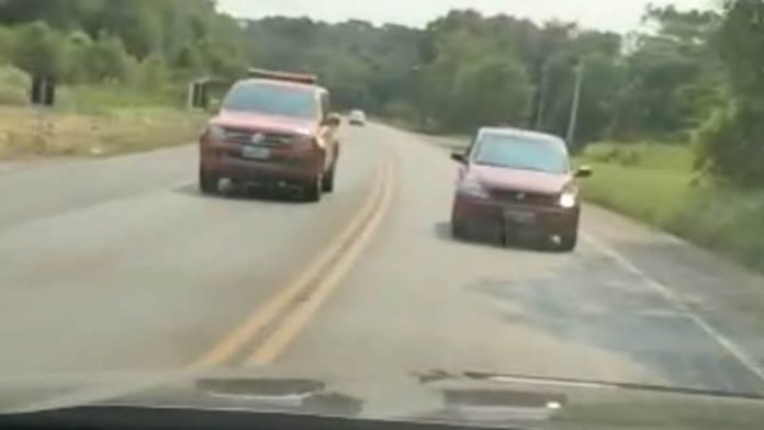 Que loucura : Motorista é flagrada dirigindo de marcha ré em rodovia; Assista