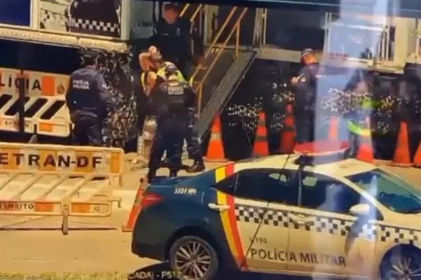 Vídeo mostra homem engasgado com pirulito sendo socorrido por policiais