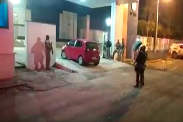 Assista: Mulher mantida como refém na porta do Batalhão da polícia em Timon é libertada