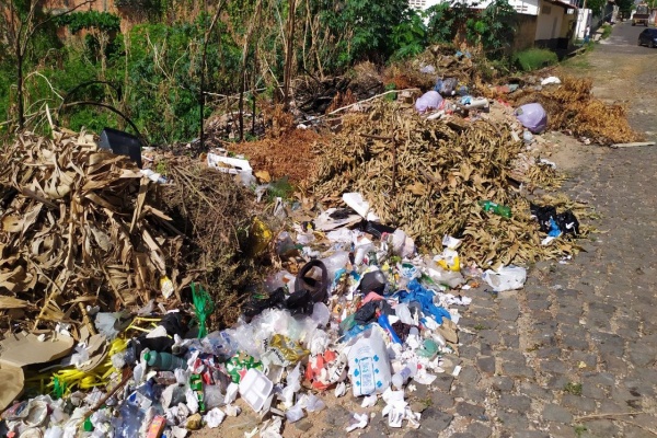 Prefeitura de Timon limpa rua símbolo da sujeira e do descarte irregular de lixo