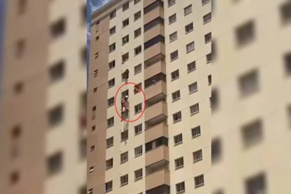 Assista : Bombeiros resgatam e evitam mulher de pular de andar de prédio em Brasília