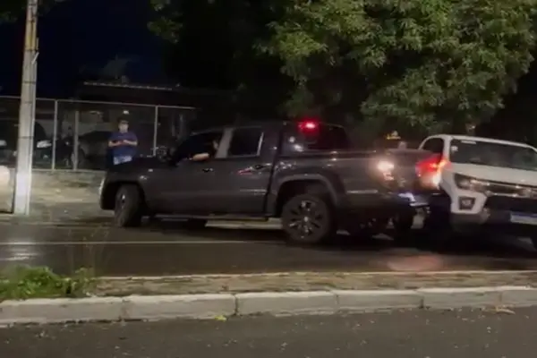 Foi filmado: Motorista trancado em estacionamento tira carro em Teresina com batidas no veículo