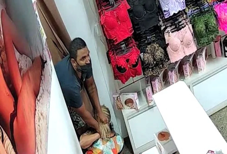 Veja: Câmeras flagram homem tentando estuprar mulher dentro de sex shopping ; Ele morreu