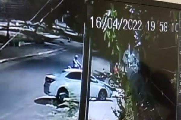 Câmeras de segurança flagram casal furtando moto no centro de Timon