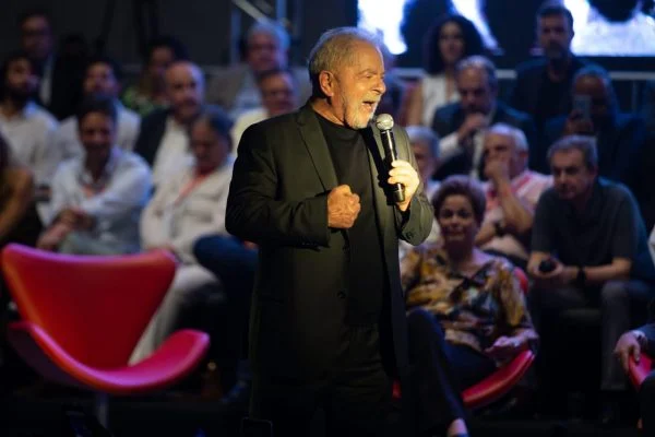 Lula está disposto a conversar com todos, menos com um político…