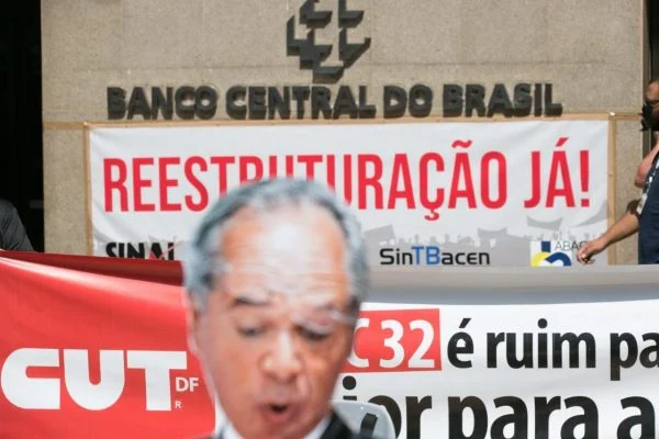 Servidores federais vão fazer paralisação nesta quinta (28) : Eles querem reajuste salarial