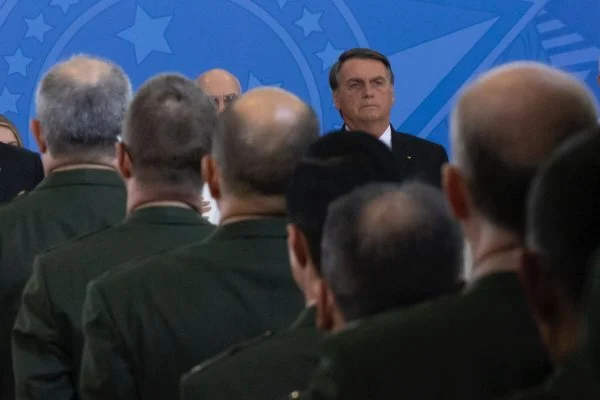 Bolsonaro incentiva discórdia entre militares com o Tribunal Superior Eleitoral