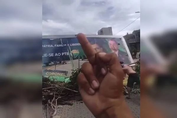 Assista ao vídeo: Outdoor de Bolsonaro é destruído no Pernambuco