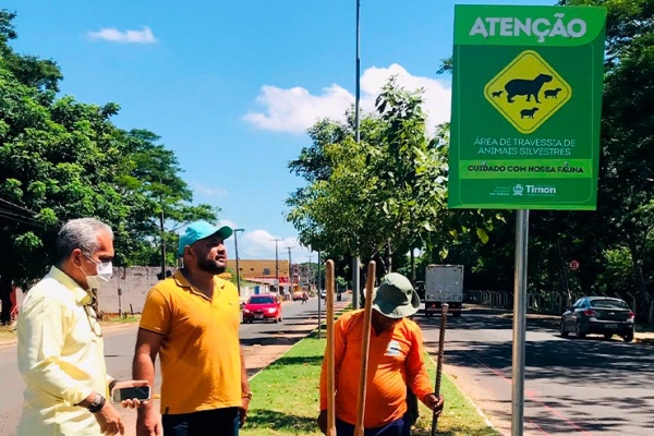 Meio Ambiente de Timon reforça sinalização de travessia de animais silvestres na avenida Piauí