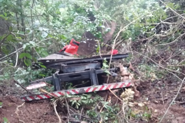 Com vídeos: Caminhão cai em penhasco na Serra da Ibiapaba; Motorista morre e homem foragido foi preso