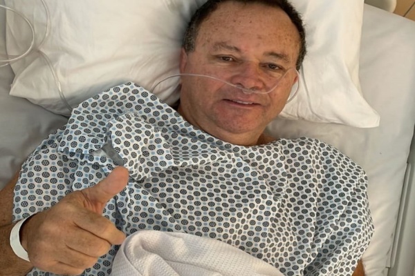 Esposa do governador Carlos Brandão diz que ele passa bem após cirurgia