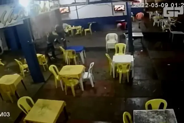 Vídeo mostra jovem sendo morto a tiros dentro de bar em Teresina