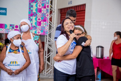 Mães do Mercado da Ceasa se emocional com homenagem da prefeitura de Timon