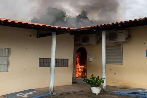 Assista: Incêndio destrói carteiras e teto de escola da rede municipal em Timon