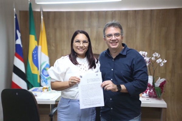 Prefeita Dinair assina convênio que permite desconto em cursos superiores para servidores do município