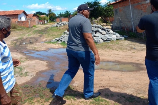 Vereador Irmão Francisco comemora calçamento que está sendo feito no bairro Centro Operário, em Timon