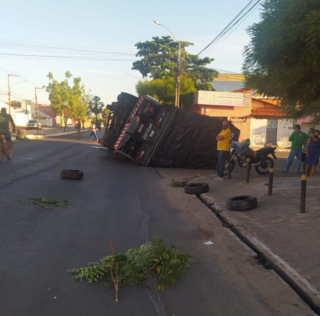 Assista: Vídeo flagrou carreta tombando do na zona urbana de Timon