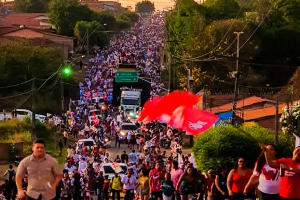 Grupo Leitoa atrai multidão em caminhada pelas ruas de Timon em apoio a Luciano Leitoa e Weverton Rocha