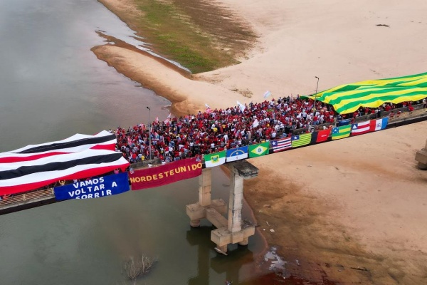 Lideranças políticas participam de ato político pró-Lula na Ponte da Amizade que liga Maranhão ao Piauí