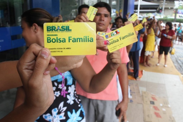 Auxílio Brasil voltará a ser Bolsa Família e exigirá criança vacinada e na escola