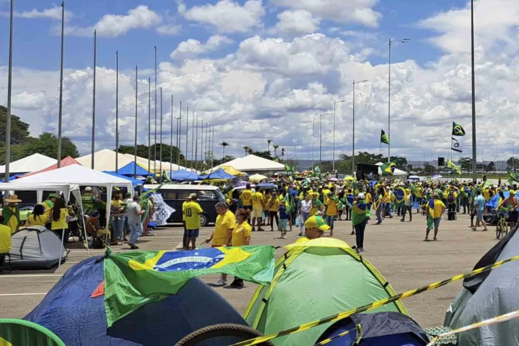 Exército pede ajuda ao governo para manter ordem de manifestantes em frente ao quartel em Brasília