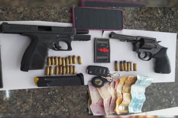 Polícia militar prende foragidos da justiça com pistola assaltando em Timon