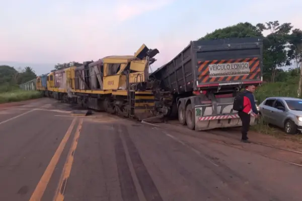 Assista :Câmera flagra caminhão batendo em trem em Teresina onde morreu auxiliar de maquinista