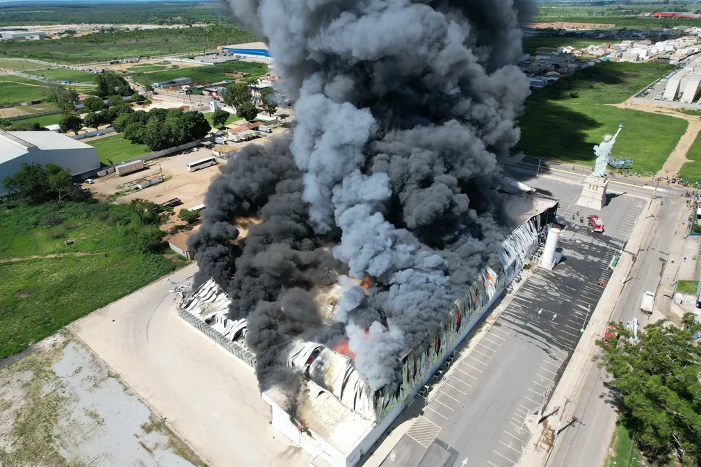 Assista ao vídeo:  Incêndio destrói completamente loja da Havan na Bahia