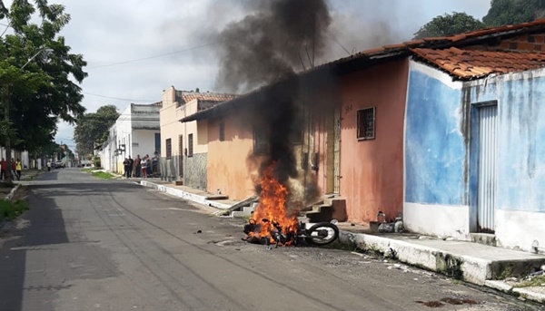 Assista ao vídeo: Motocicleta é incendiada no centro de Timon
