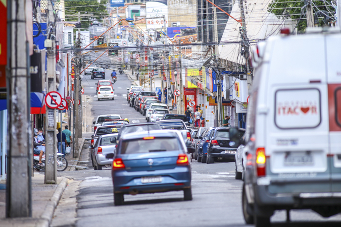 Motoristas em Teresina cometeram 222 mil infrações de trânsito; Transitar na faixa de ônibus é a mais comum