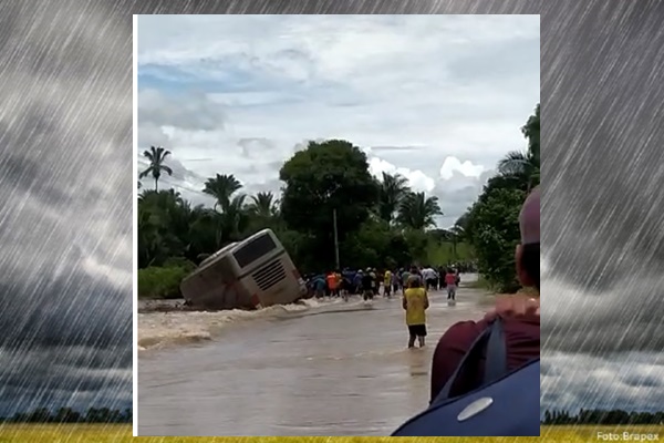 Assista : Águas jogam ônibus para fora de rodovia no Maranhão e populares pedem socorro