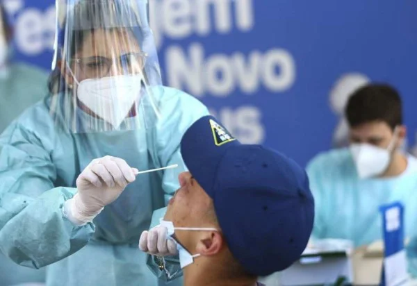 Brasil atinge 700 mil mortos por Covid e governo reforça necessidade de vacinação
