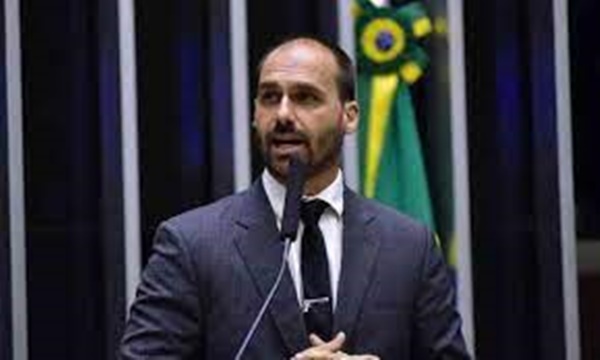 Assista ao vídeo: Eduardo Bolsonaro compara professor doutrinador a traficante de drogas e PF vai investigar discurso dele