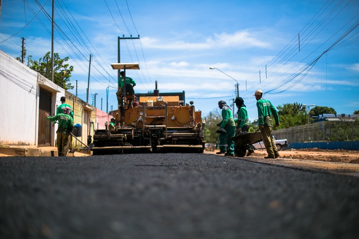 Prefeitura de Timon asfalta rua do Colégio Militar em nova fase da obra do Canal da Esperança