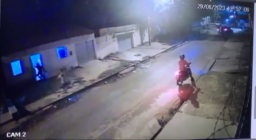 Vídeo flagra ladrão roubando celular de morador na porta de casa em Timon