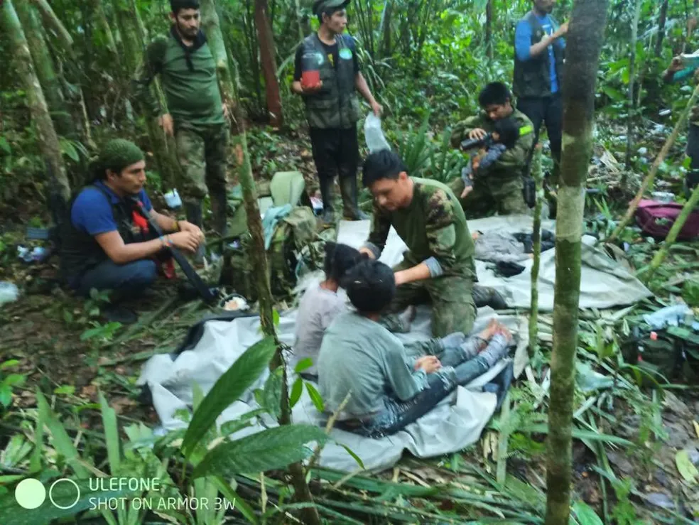 Crianças são achadas em mata após 40 dias de queda de avião na Colômbia