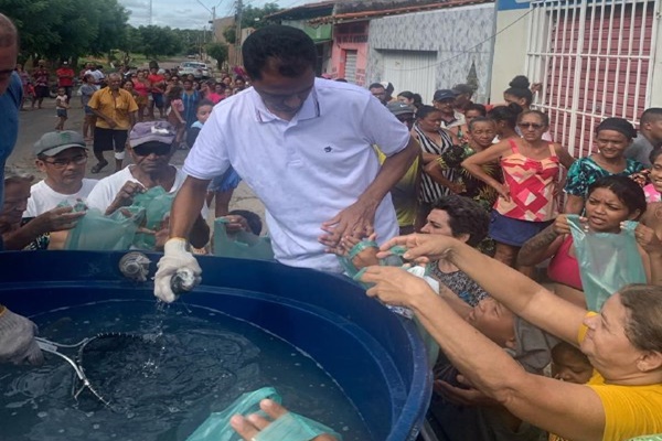 Timon: Empresário Almeidinha distribui peixes vivos a população no Novo Tempo