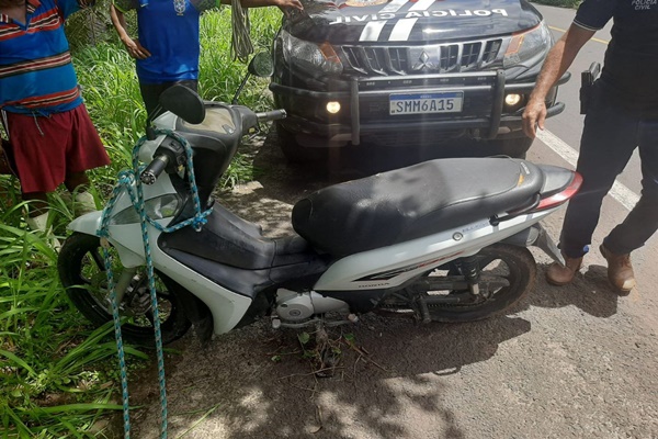 Polícia flagra adolescente escondendo moto roubada dentro de mato em Timon