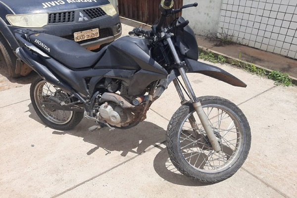Polícia civil identifica casa em Timon com moto roubada, armas e drogas