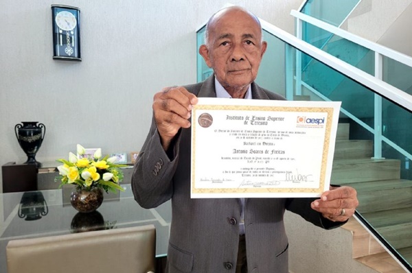 Timonense de 80 anos conclui curso e recebe diploma de bacharel em direito