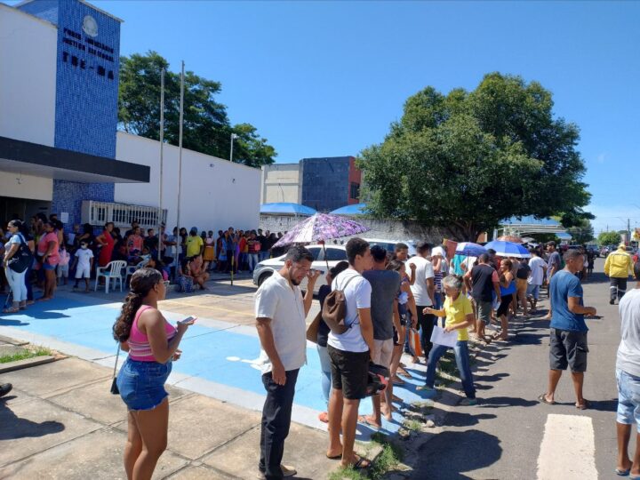 Timonenses enfrentam sol e longa fila para revisar o título eleitoral