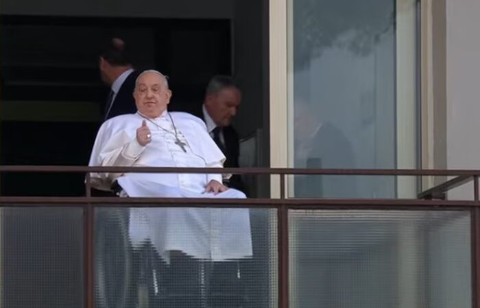 Assista ao vídeo quando o Vaticano anuncia a morte do Papa