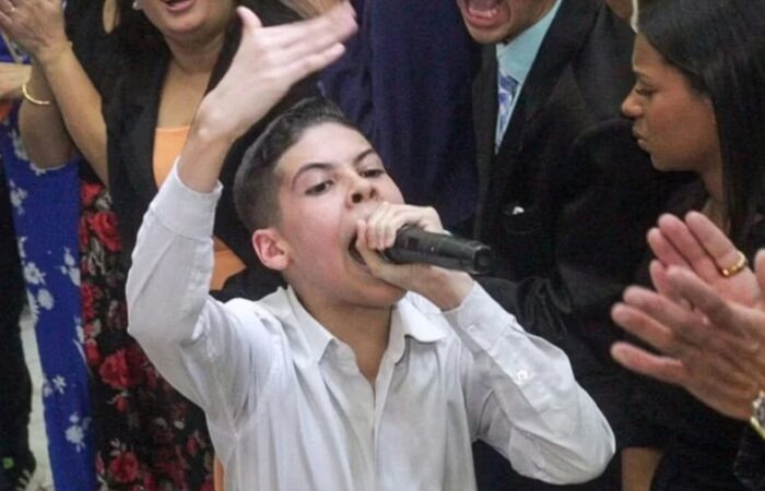 Saiba quem é o pastor de 15 anos que promete curar o câncer; Ele é alvo de críticas e ameaças