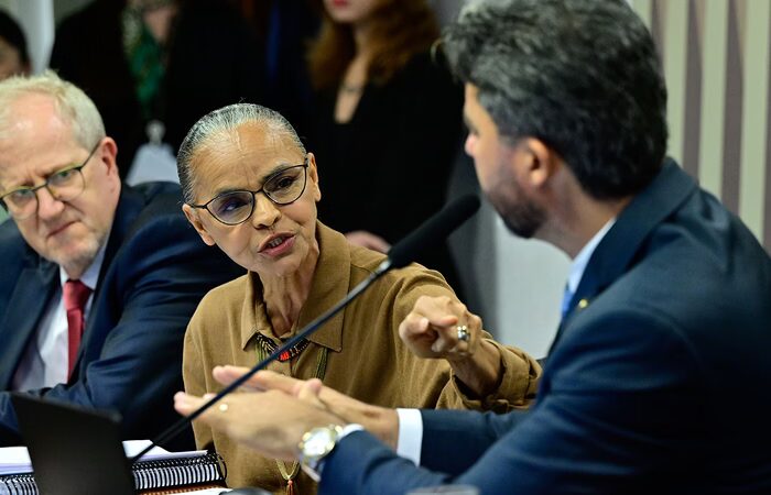 Assista : Após discussão, ministra Marina Silva deixa comissão no senado