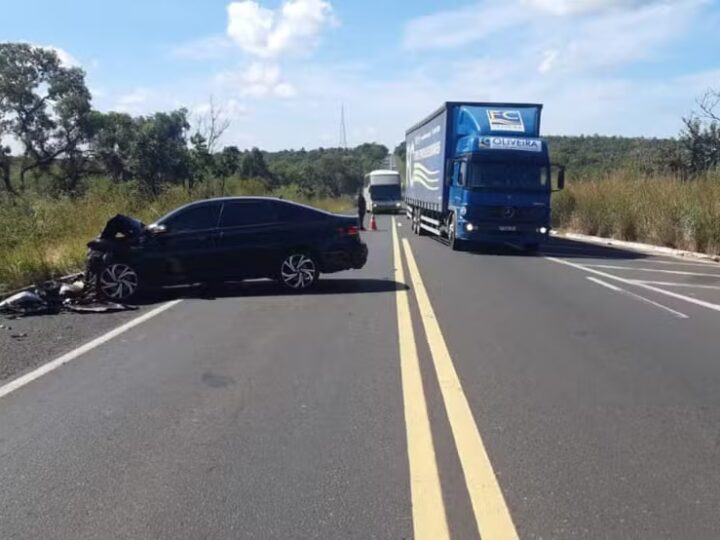 Colisão frontal entre carros na BR 316 entre Timon e Caxias deixou três feridos