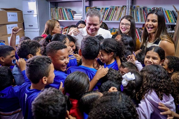 Prefeito Rafael faz entrega de fardamentos escolar a alunos da rede municipal