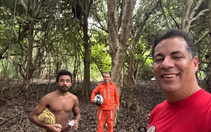 72 horas depois, maranhense desce de árvore na Bahia